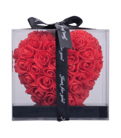 Trandafiri artificiali în formă de inimă